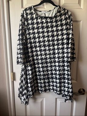 NUGGLES: Houndstooth Swing Top - Black & White